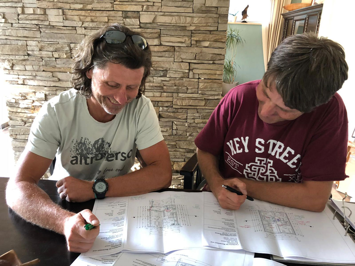 Architekt Olaf Götsch und Bauleiter Steffen Böcker von der Magdeburger Massivhaus GmbH beraten gemeinsam über ein neues Traumhaus