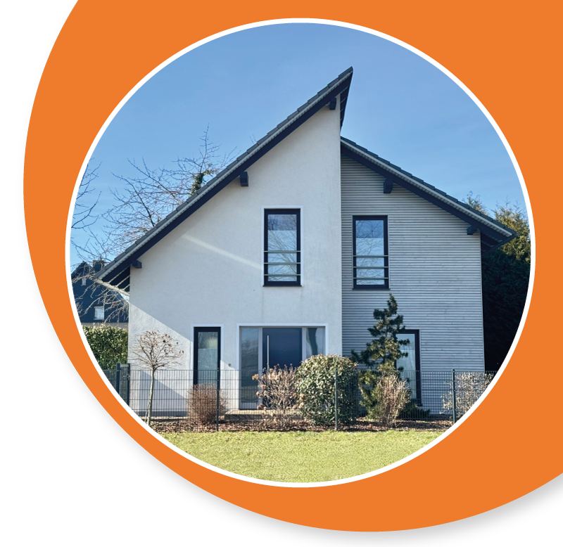 Zu sehen ist ein modernes Einfamilienhaus. Es handelt sich um das Musterhaus der Magdeburger Massivhaus GmbH
