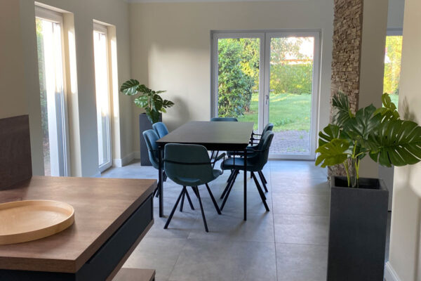 Musterhaus Innenaufnahme des Esszimmers mit Zugang zur Küche und zum Wohnzimmer