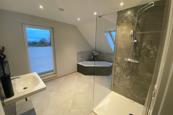 Musterhaus der Magdeburger Massivhaus GmbH Innenaufnahme des Badezimmers im Obergeschoss mit Dusche und Badewanne